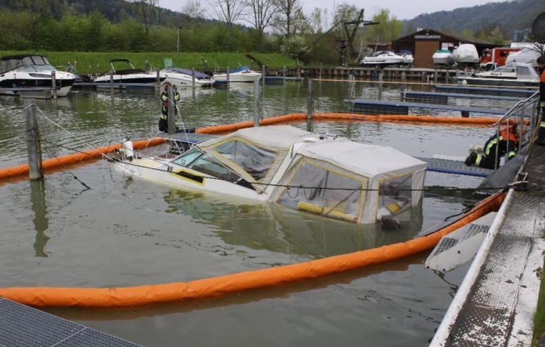 Ölsperre Boot versunken